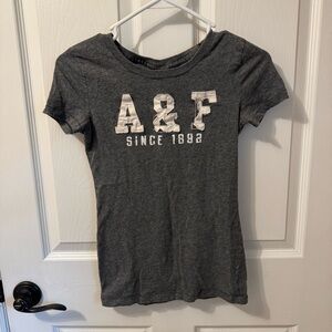 Abercrombie & Fitch Gray Short Sleeve‎ Tee